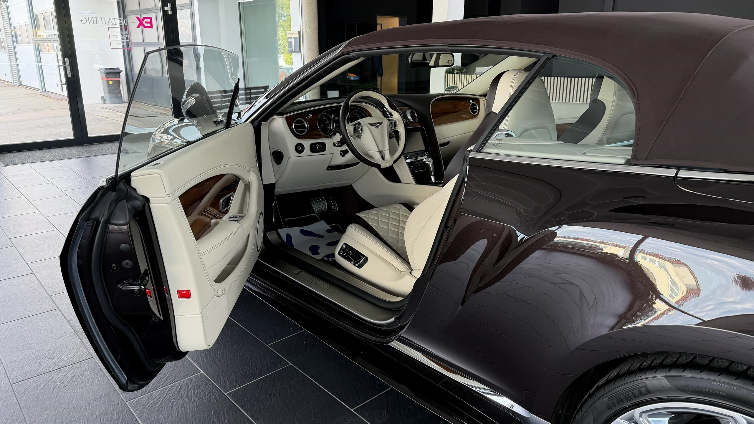 Blick auf Sitze und Innenraum eines Bentley