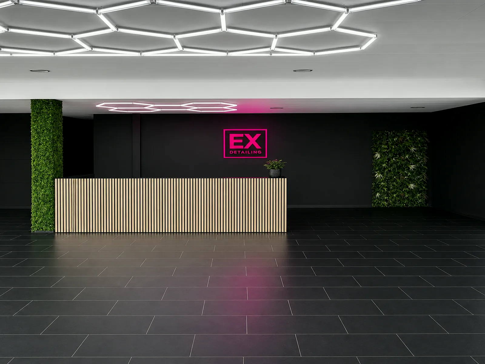 Der aufgeräumte Empfangs- und Beratungsbereich im EX Detailing Studio