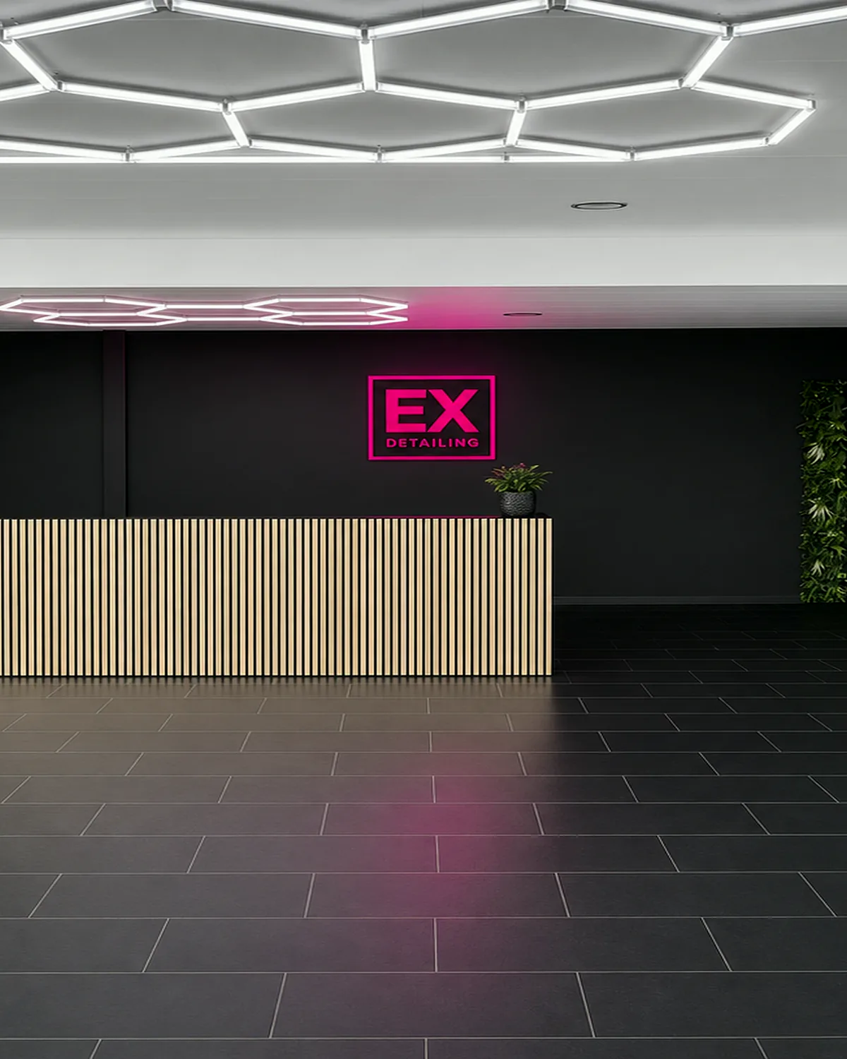 Der aufgeräumte Empfangs- und Beratungsbereich im EX Detailing Studio