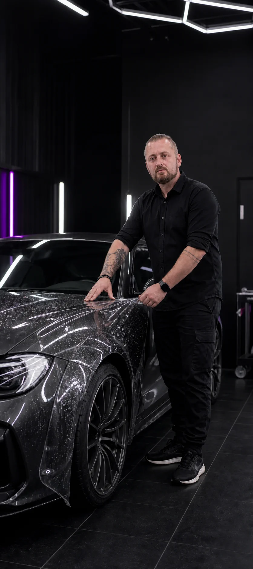 Eduard Koch bei der Arbeit mit transparenter Lackschutzfolie im Folierungsstudio