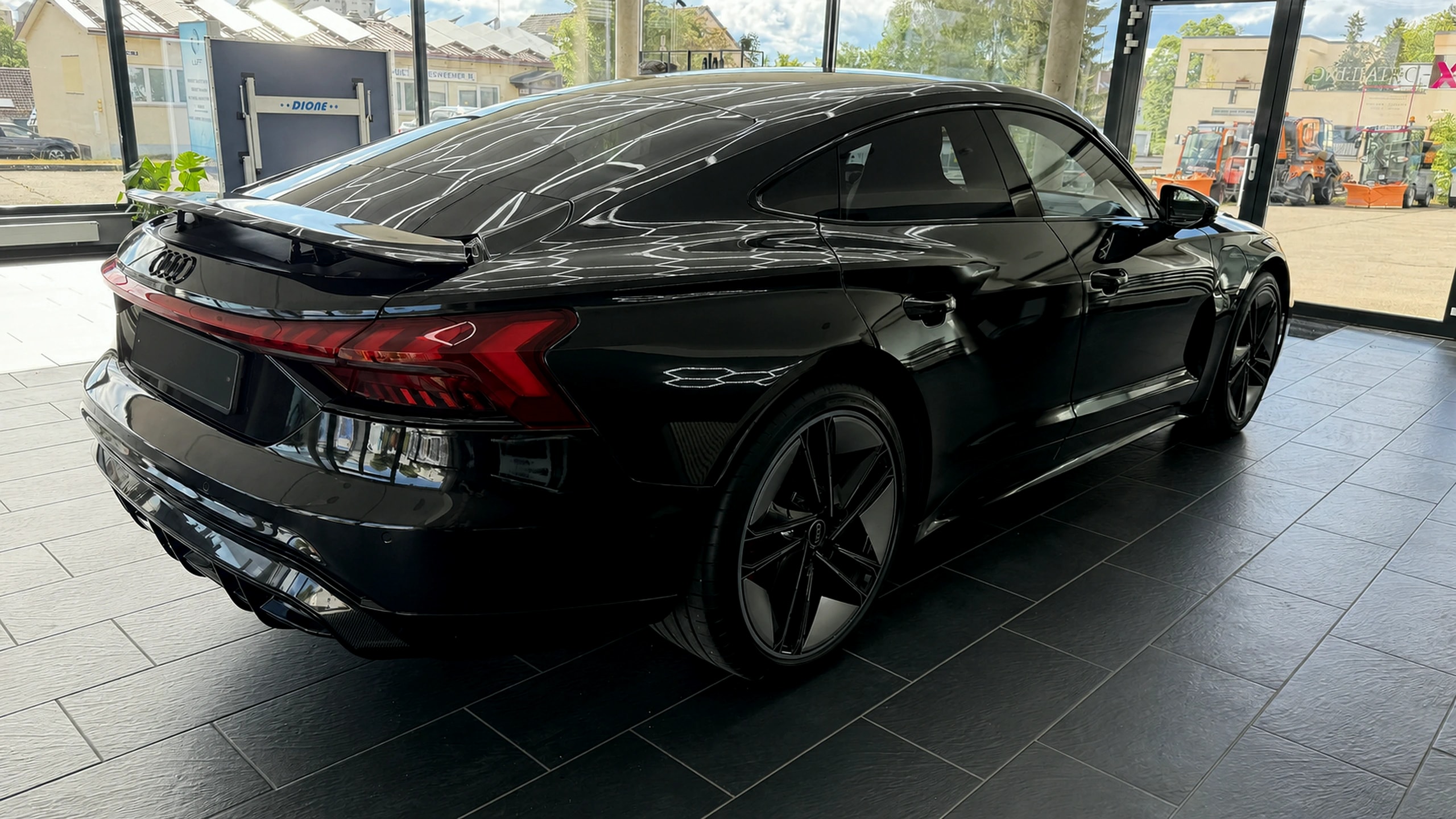 Schwarzer Audi mit glänzendem Lack im EX Detailing Studio