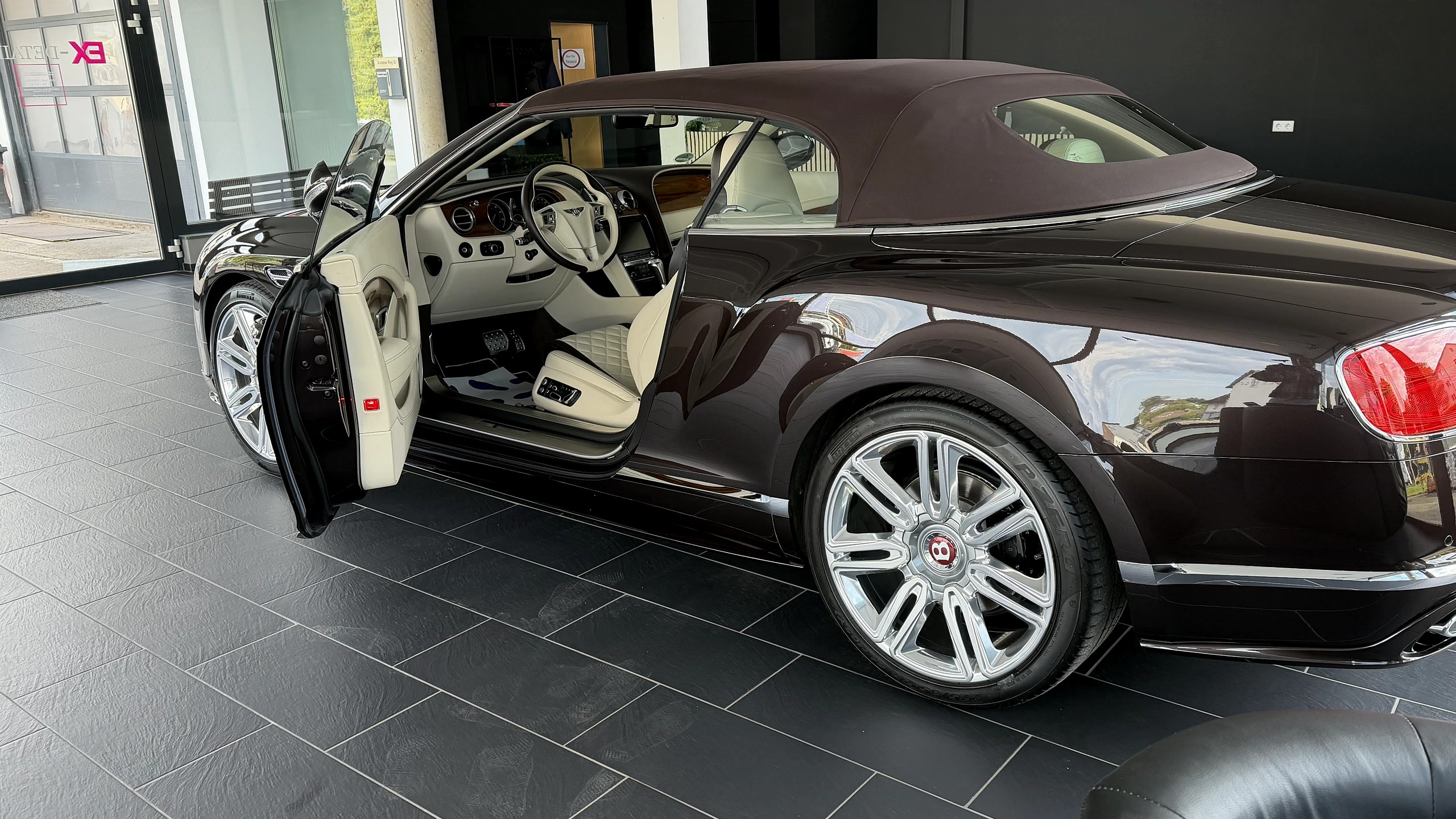 Fertig aufbereiteter Bentley mit geöffnetem Innenraum im EX Detailing Studio