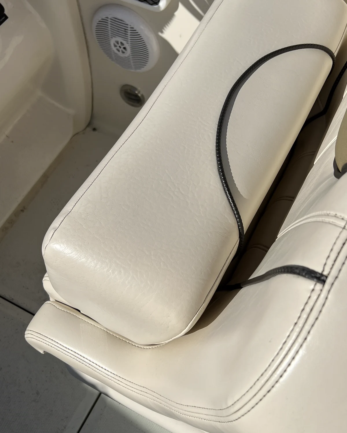 Nachher: gereinigte helle Boot-Sitzfläche
