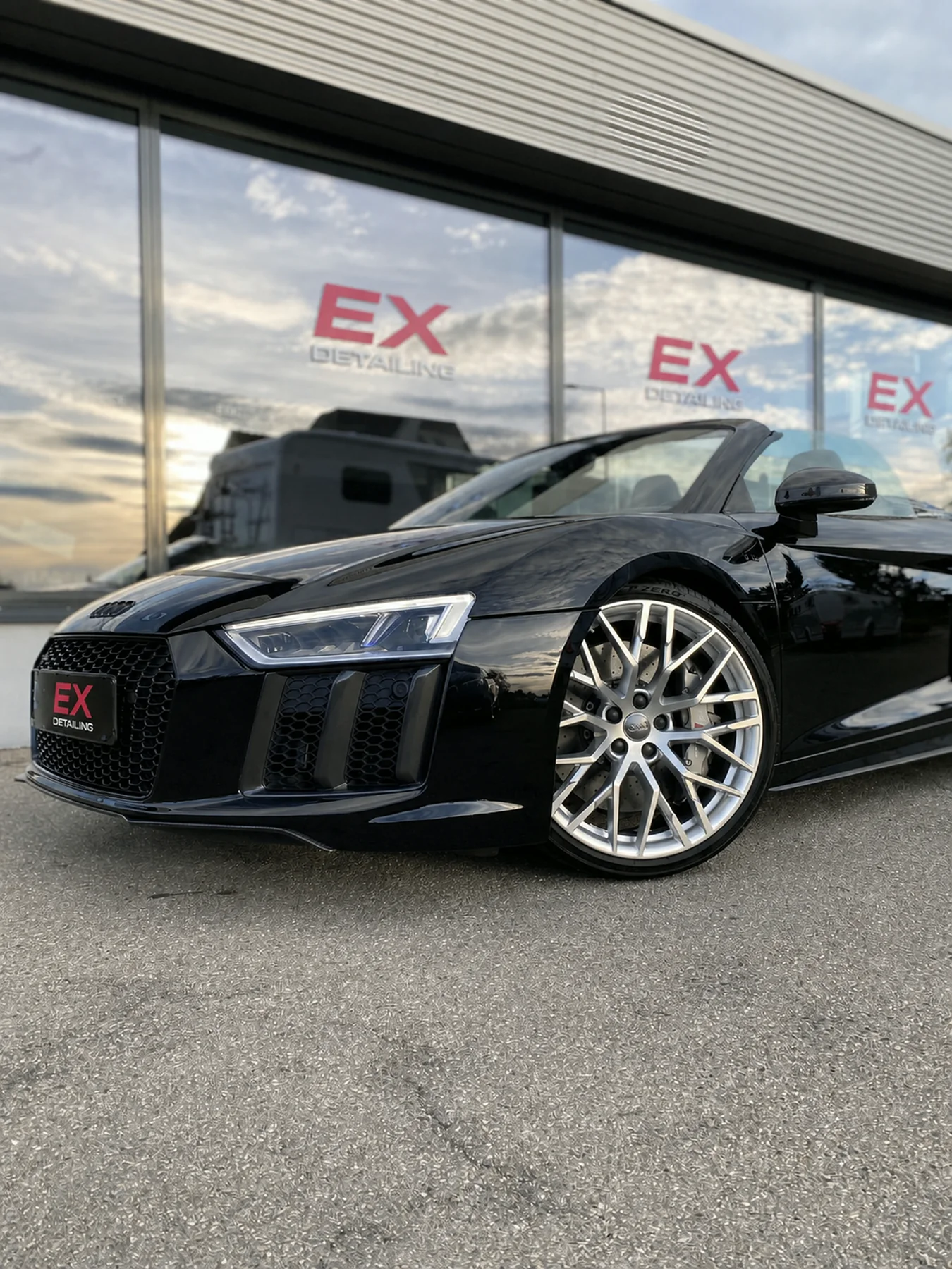 Fahrzeug: Audi R8 Spyder mit tiefem Glanz vor dem EX Detailing Studio.