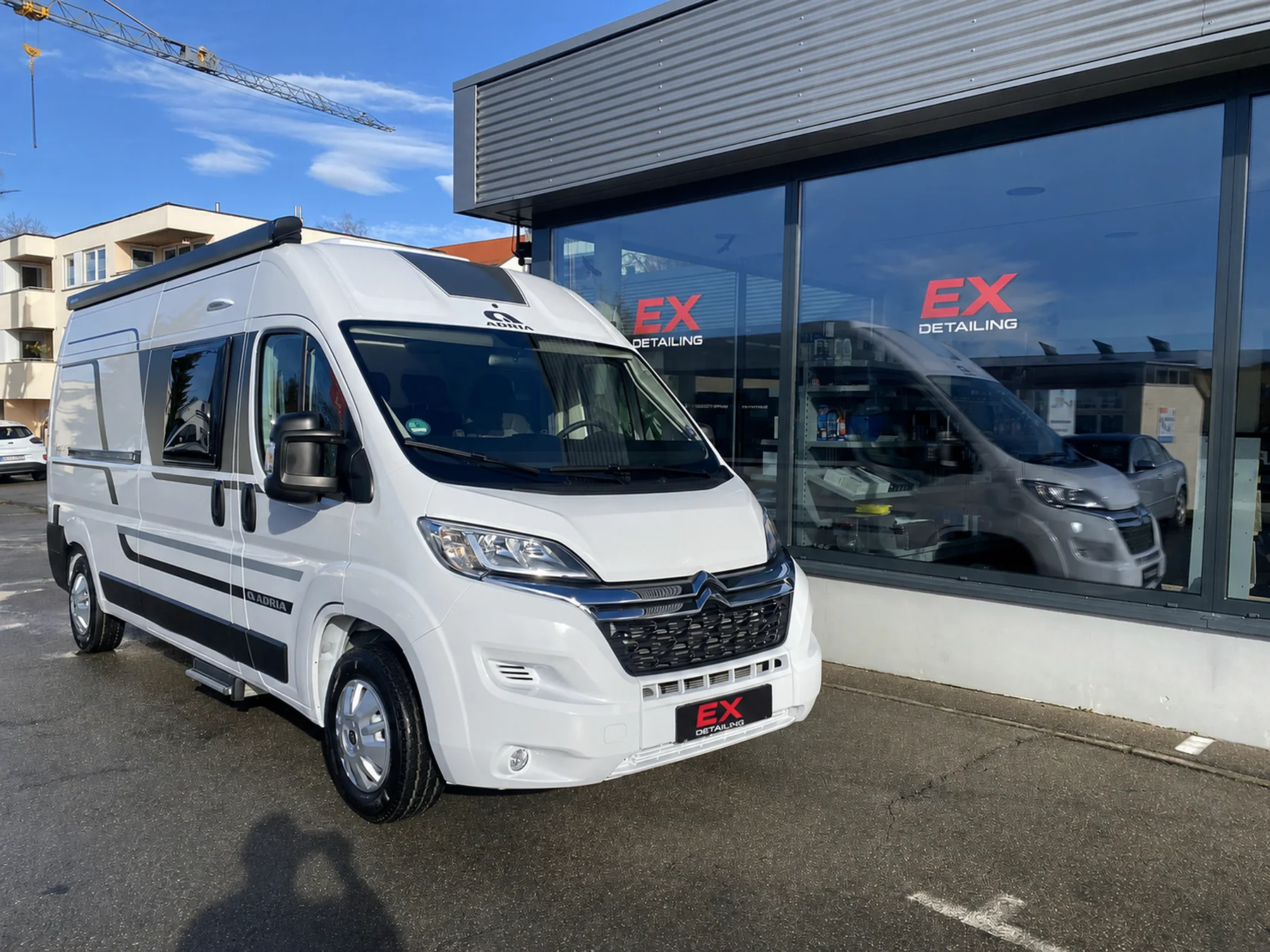 Fahrzeug: Aufbereiteter Citroën Camper vor dem EX Detailing Studio.