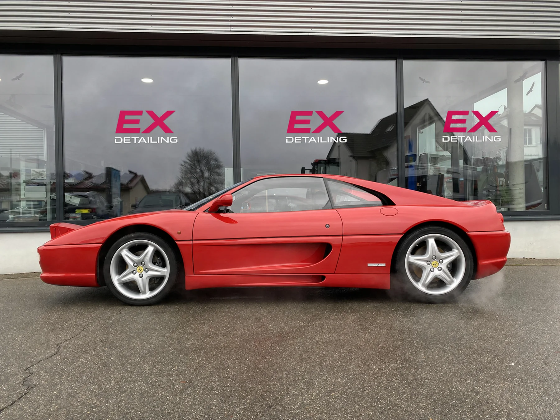 Fahrzeug: Ferrari 348 im gepflegten Finish vor dem EX Detailing Studio.