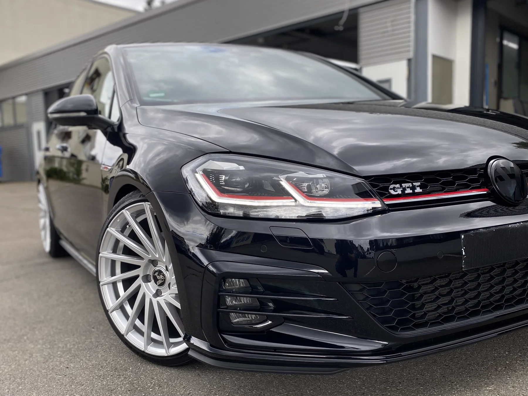 Detail: Glänzender Lack und markante Konturen am VW Golf GTI.