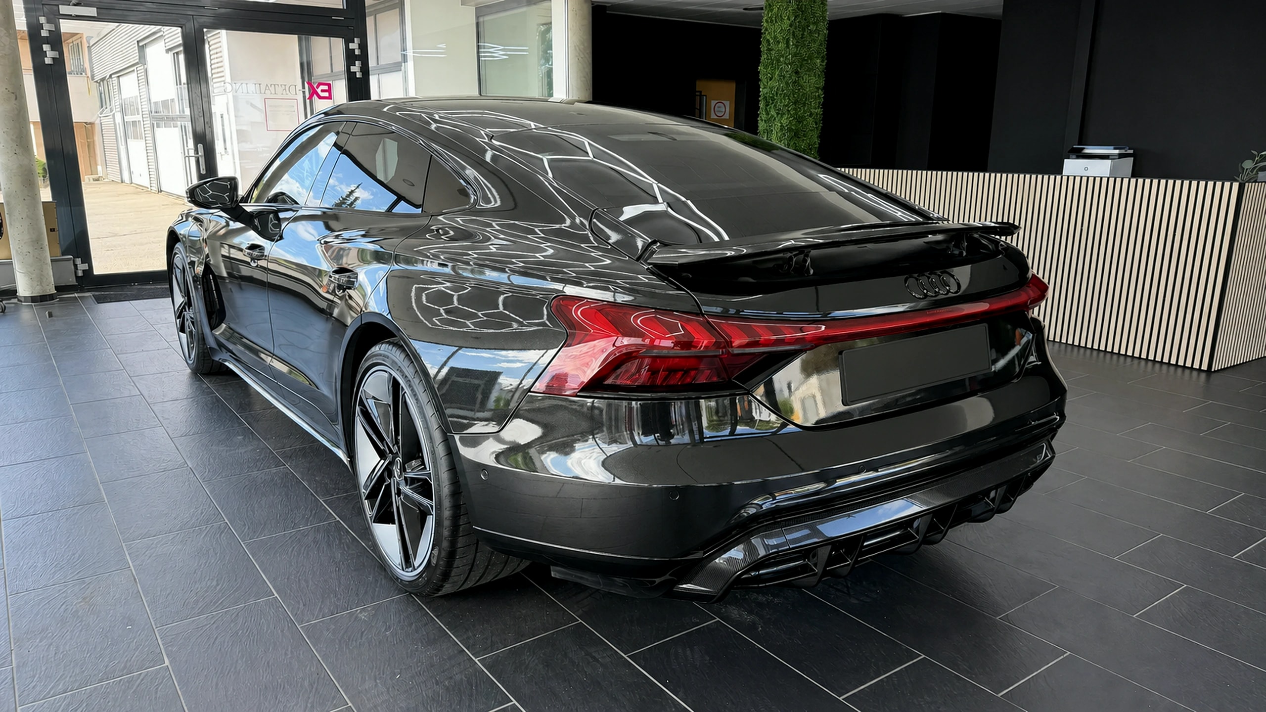 Frisch aufbereiteter schwarzer Audi im EX Detailing Studio