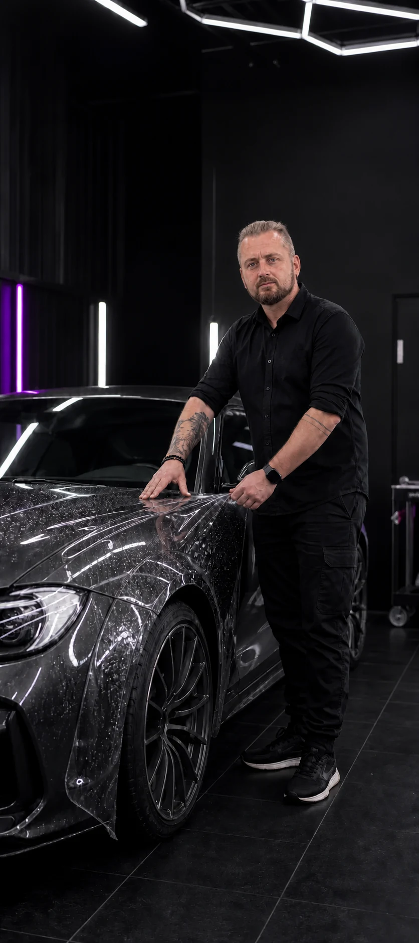 Eduard Koch bei der Arbeit mit transparenter Lackschutzfolie im Folierungsstudio