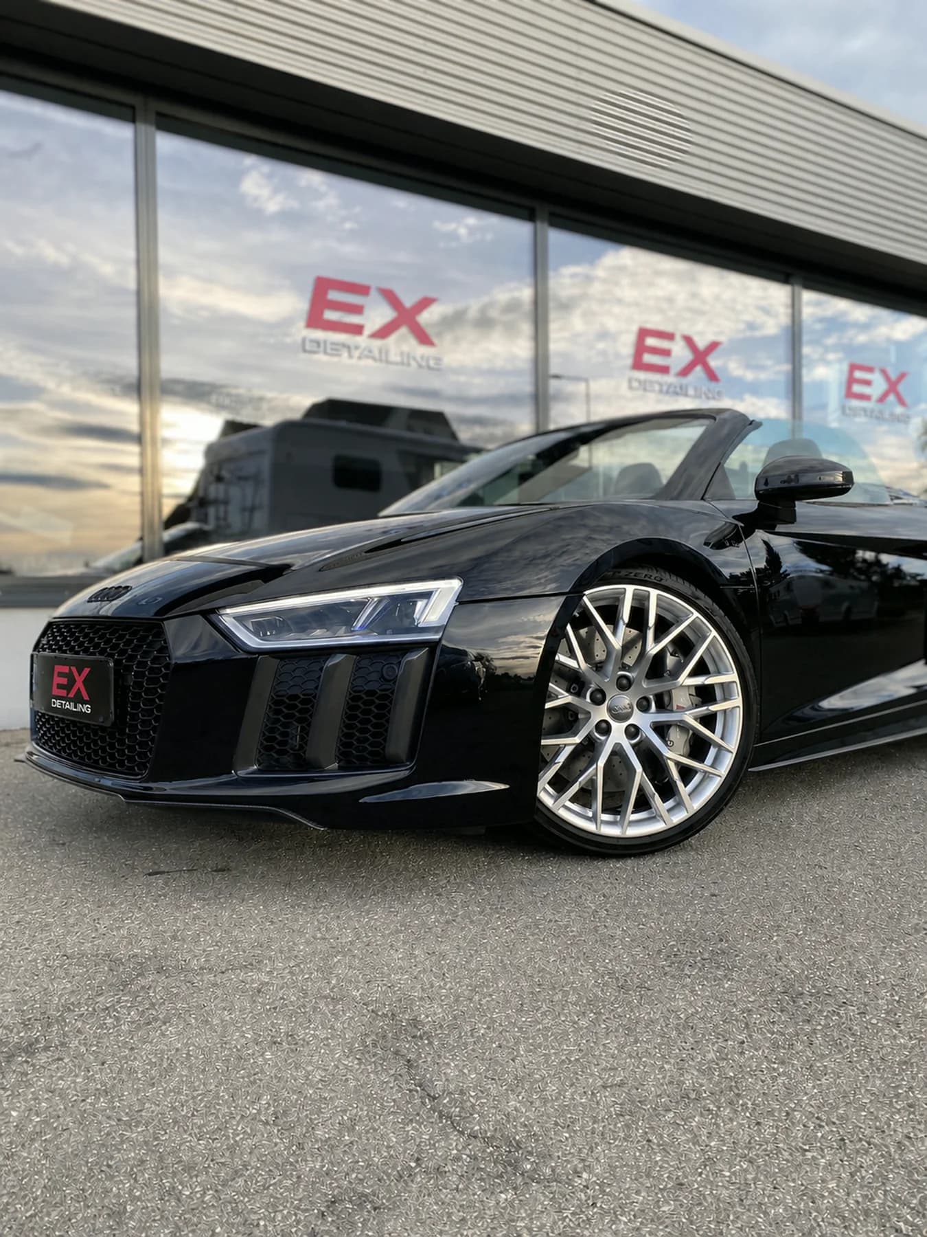 Schwarzer Audi R8 Spyder vor dem EX Detailing Studio