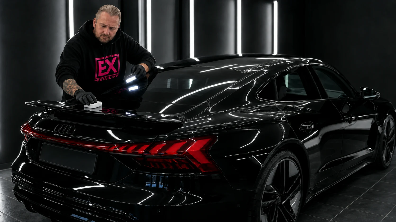 Ich trage den abgestimmten Oberflächenschutz auf einen schwarzen Audi auf
