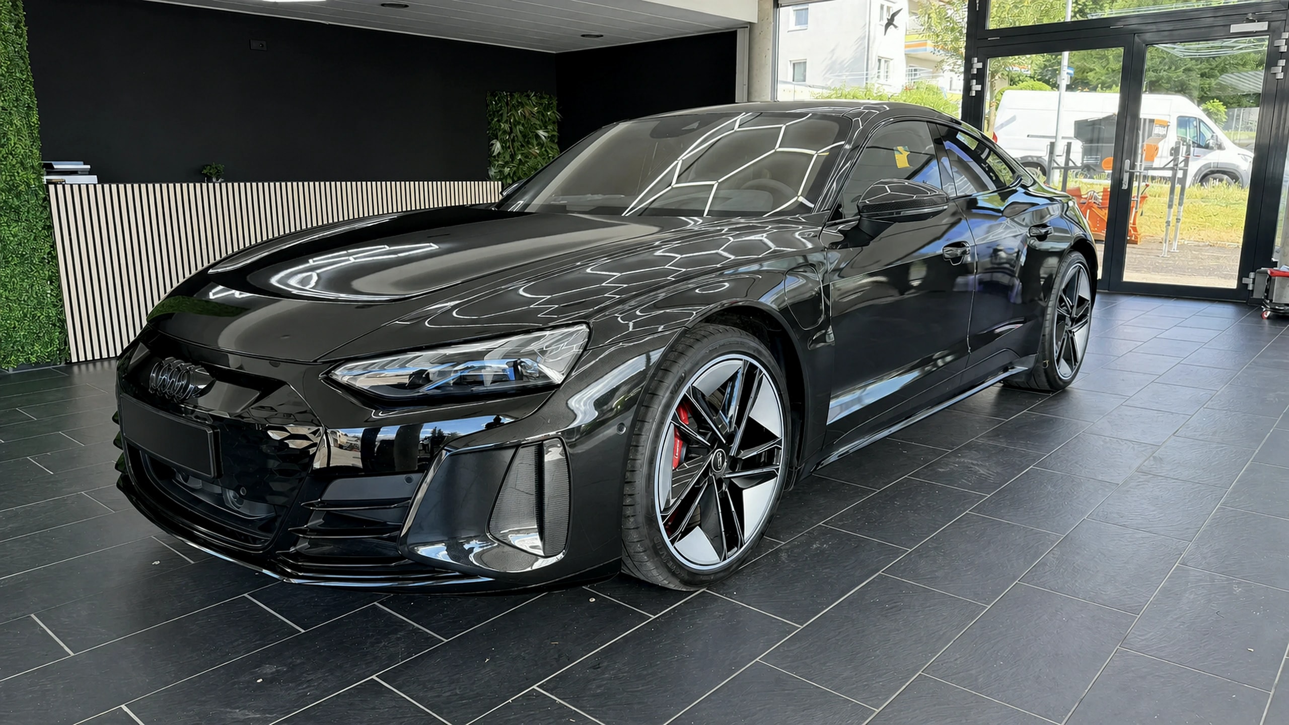 Schwarzer Audi bei der Zustandsprüfung im EX Detailing Studio