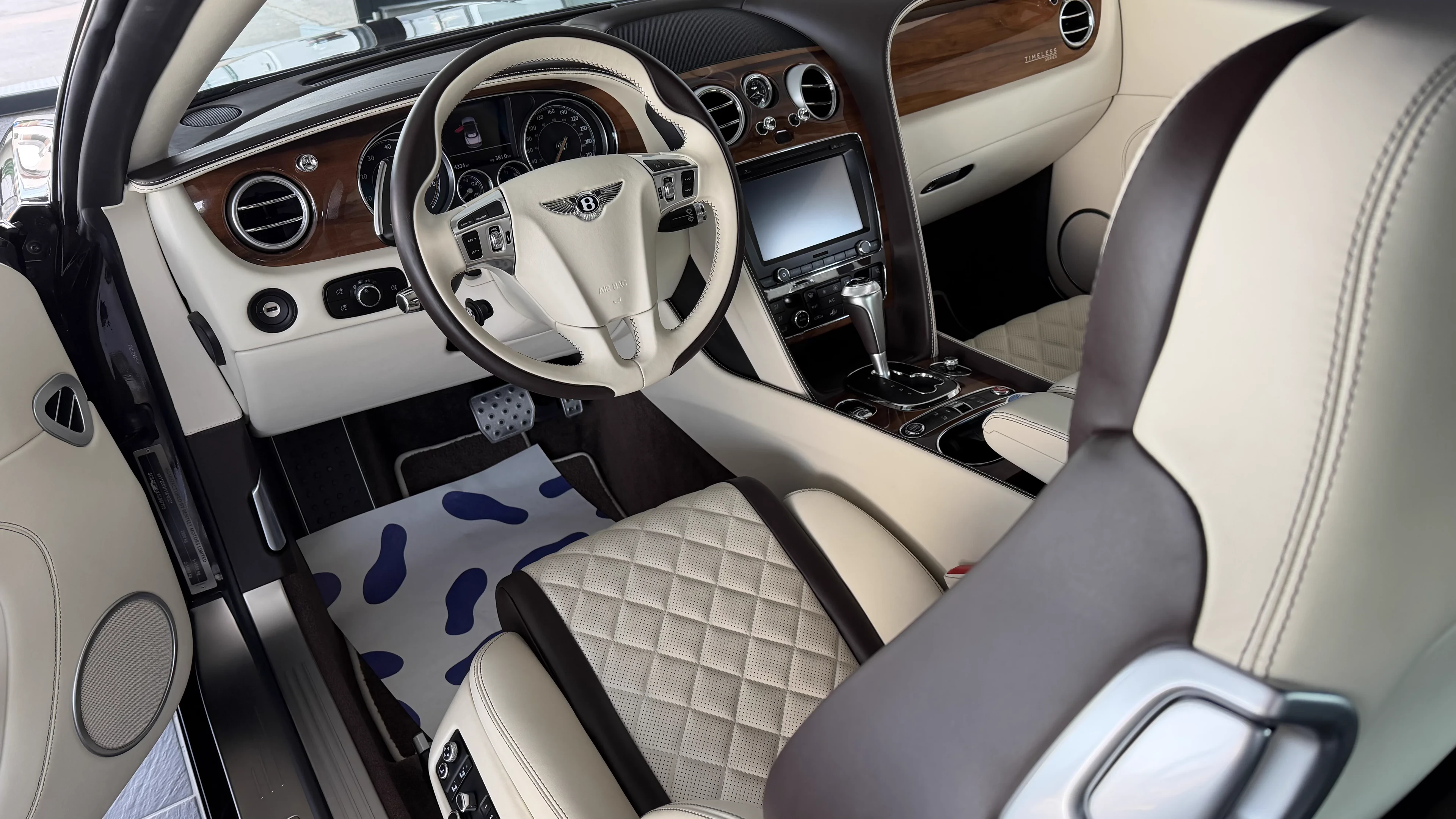 Sorgfältig aufbereiteter heller Bentley-Innenraum